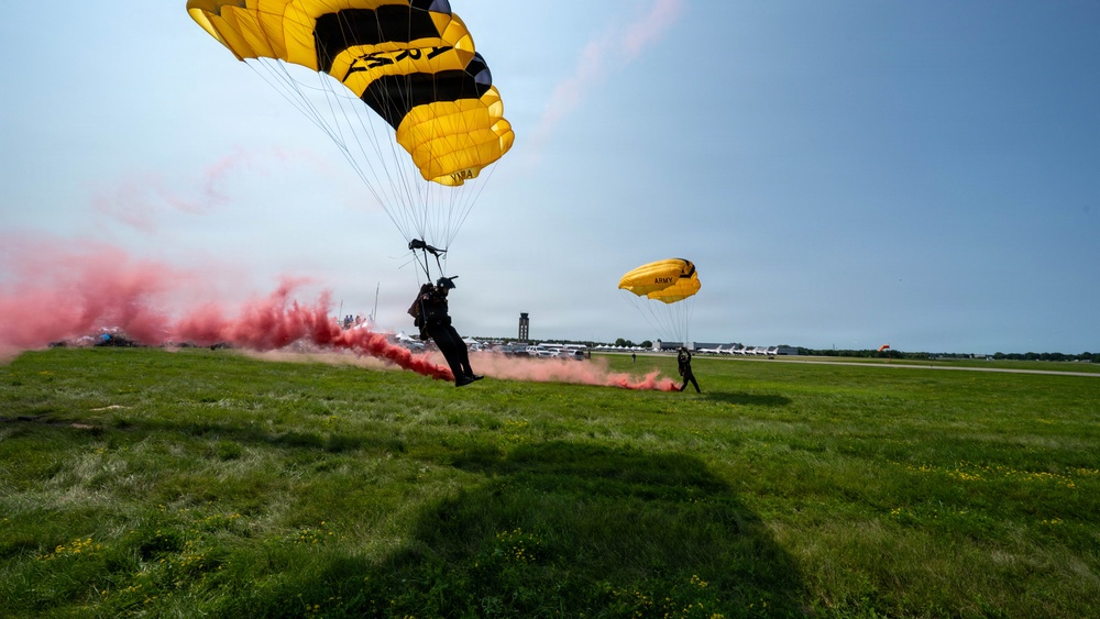 Golden Knights Drop Into the Rochester International Airshow