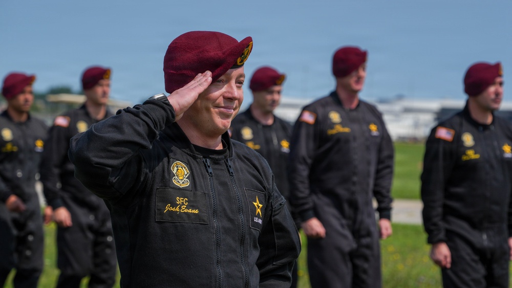 Golden Knights Drop Into the Rochester International Airshow