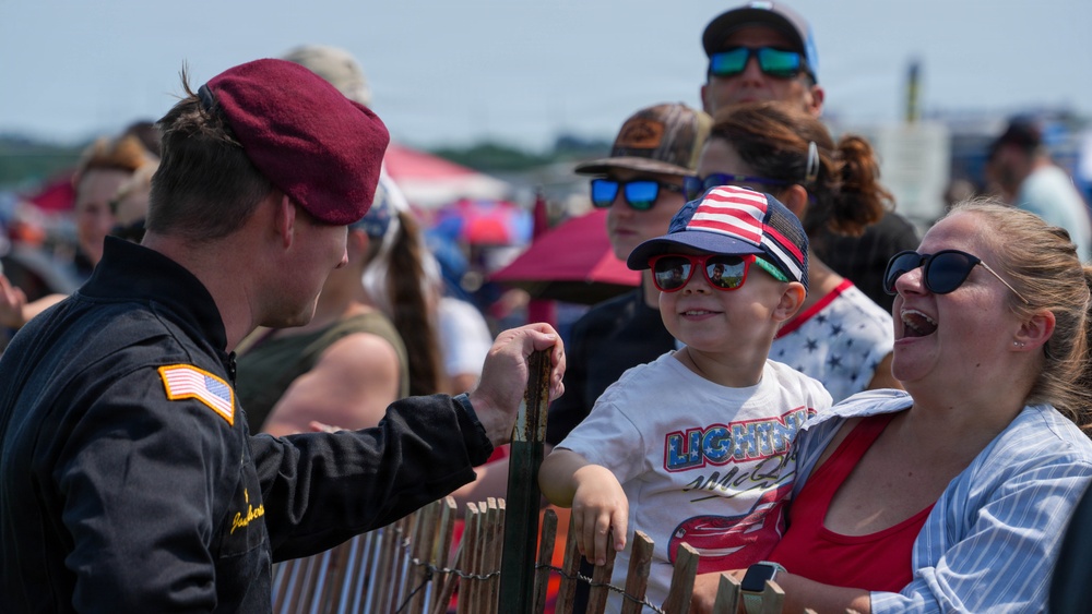 Golden Knights Drop Into the Rochester International Airshow