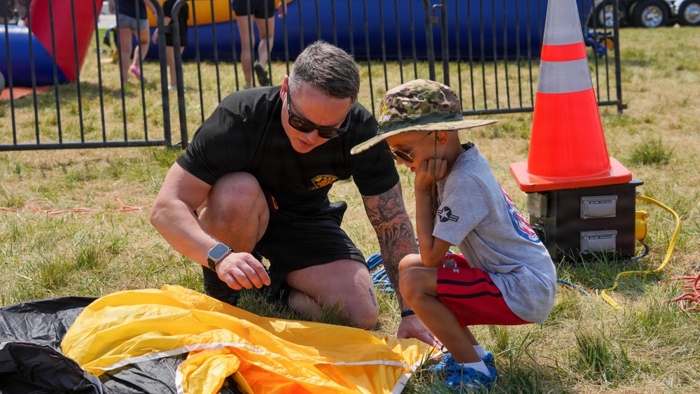 Golden Knights Drop Into the Rochester International Airshow