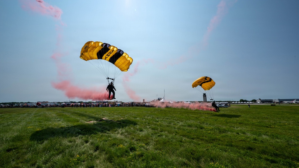 Golden Knights Drop Into the Rochester International Airshow