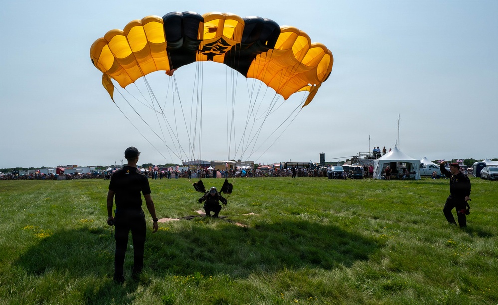 Golden Knights Drop Into the Rochester International Airshow