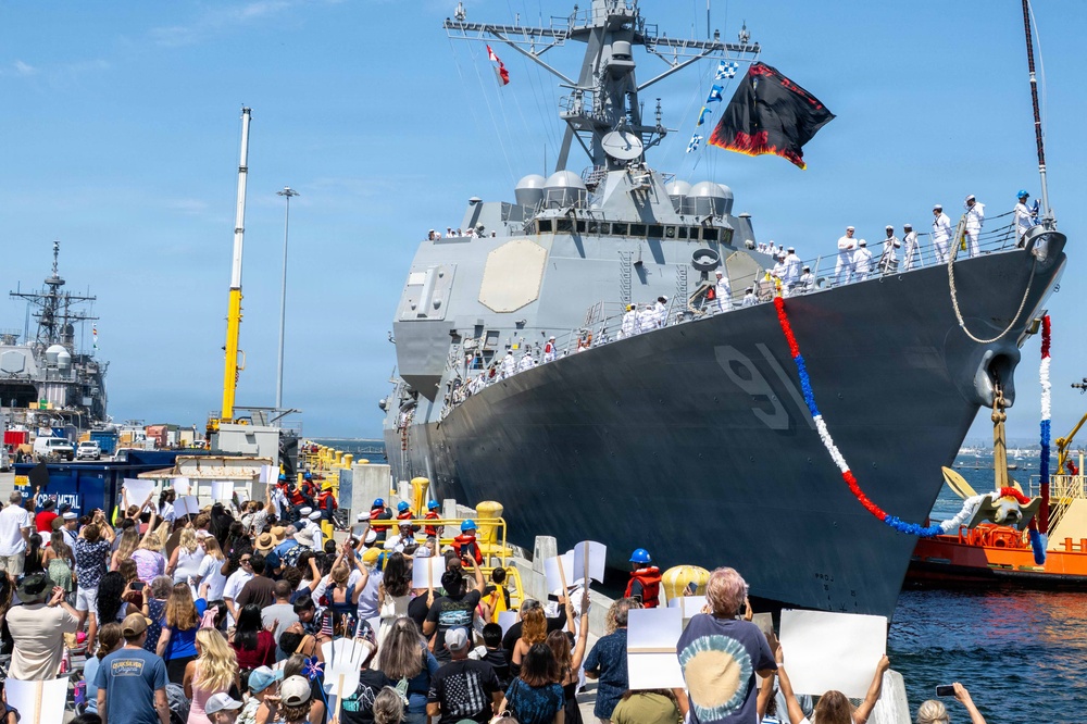 USS Pinckney (DDG 91) Returns To Homeport