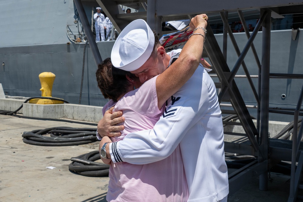 USS Pinckney (DDG 91) Returns To Homeport
