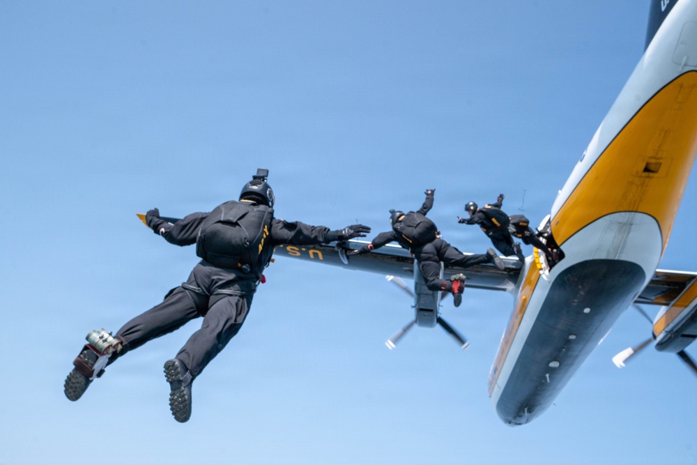 Golden Knights Drop Into the Rochester Airshow