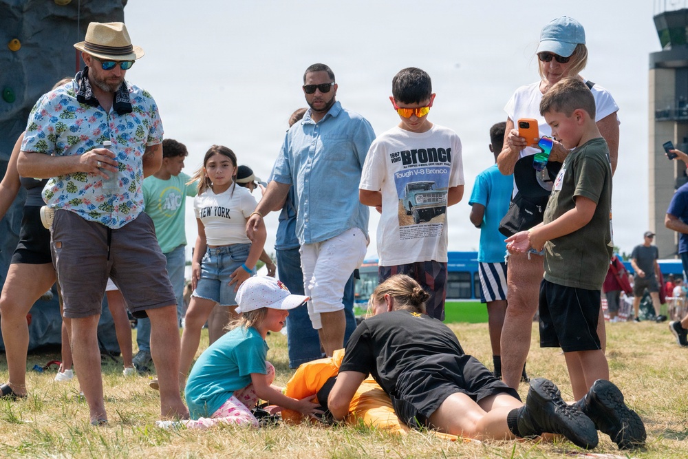 Golden Knights Drop Into the Rochester Airshow