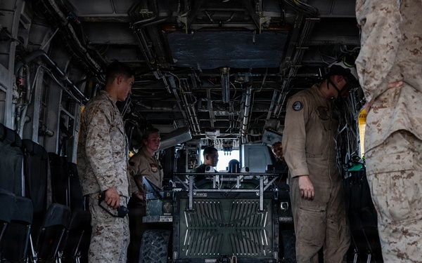 SLTE 4-26: 2nd Marine Division Loads HDT WOLF onto CH-53E Super Stallion
