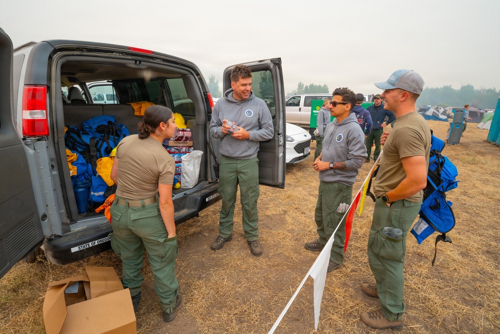 Oregon Air National Guard hand crews battle Grasshopper Fire