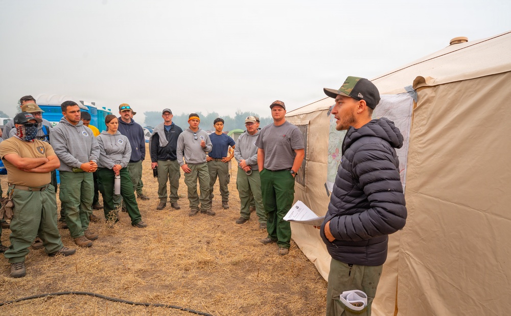 Oregon Air National Guard hand crews battle Grasshopper Fire