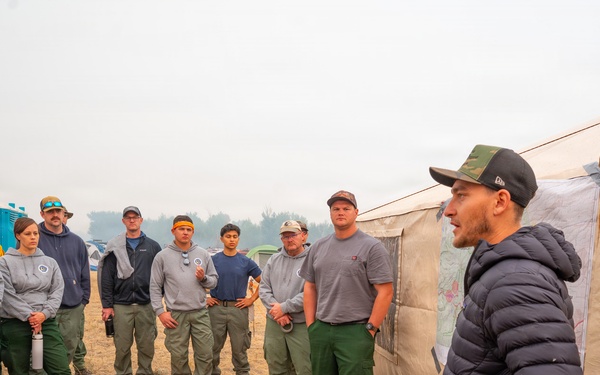 Oregon Air National Guard hand crews battle Grasshopper Fire