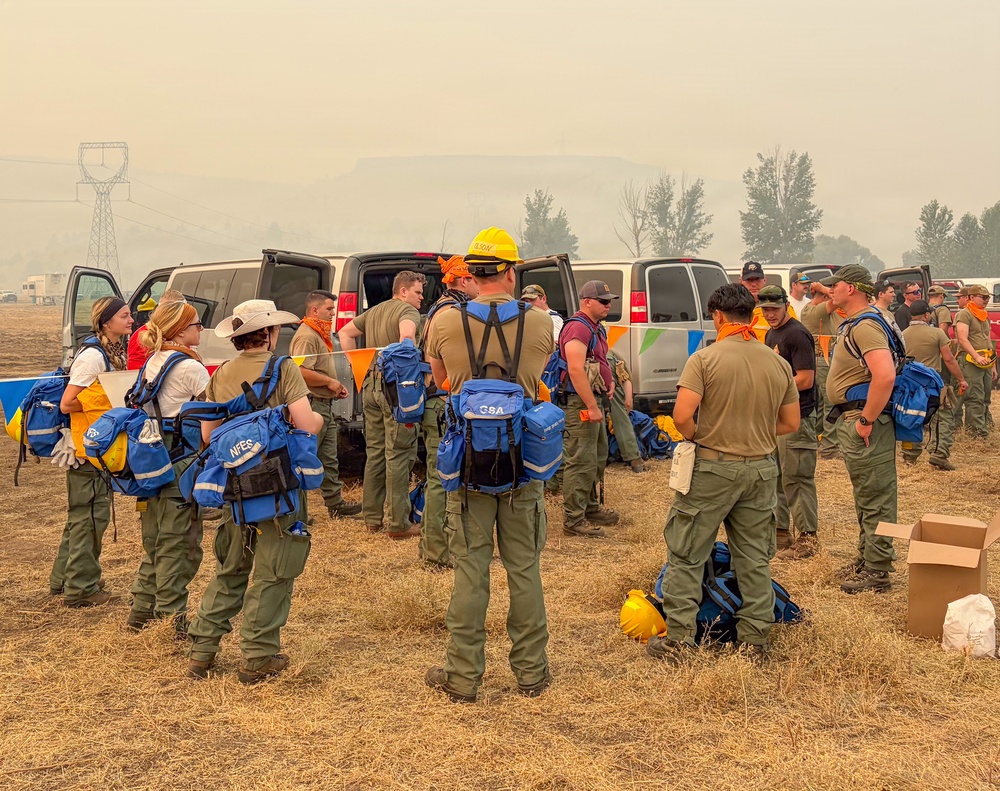 Oregon Air National Guard hand crews battle Grasshopper Fire