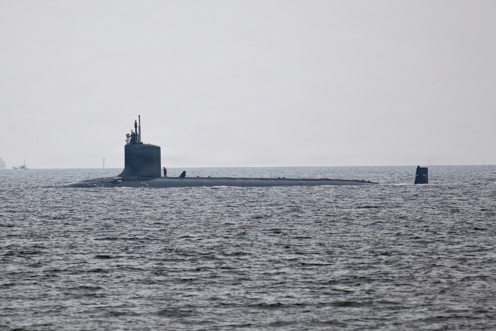 USS Vermont (SSN 792) pulls into CFAY