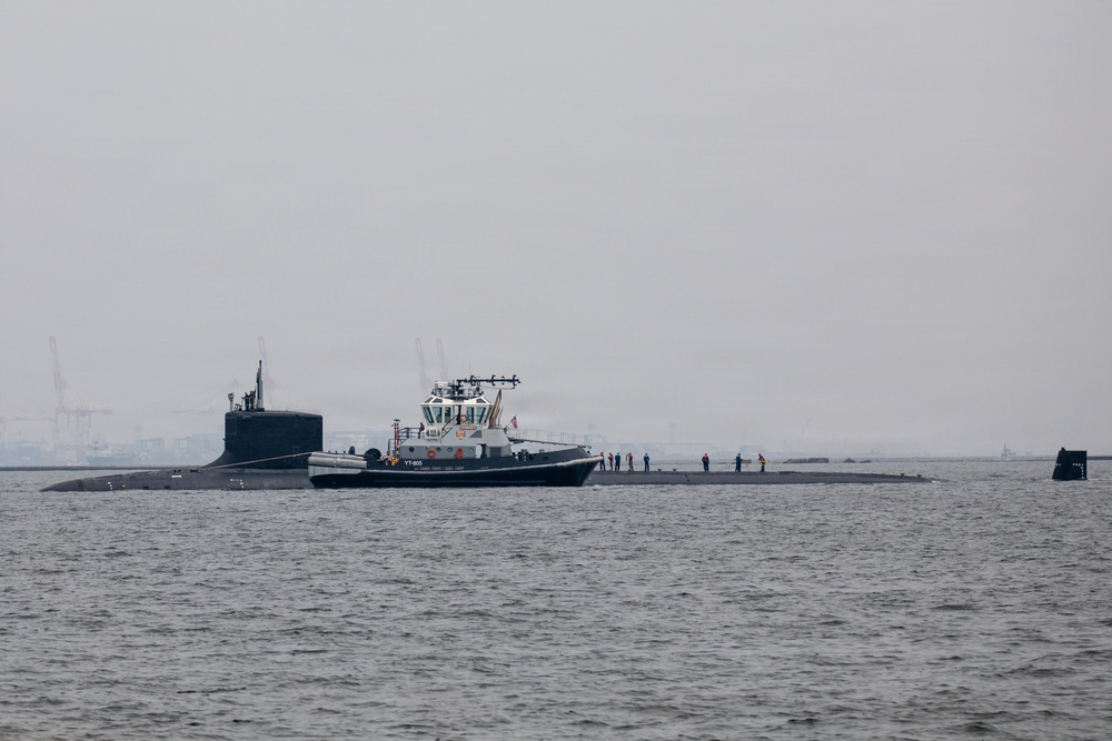 USS Vermont (SSN 792) pulls into CFAY
