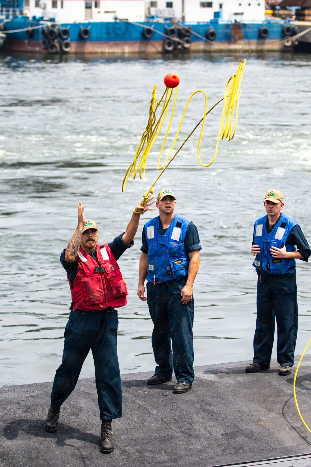 USS Vermont (SSN 792) pulls into CFAY
