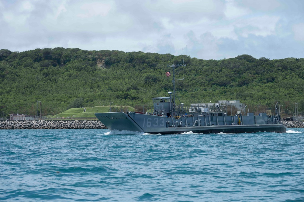 Naval Beach Unit 7 lands 31st MEU on Okinawa