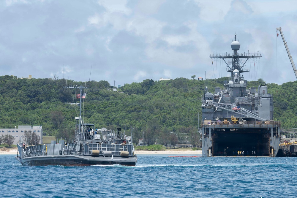 Naval Beach Unit 7 lands 31st MEU on Okinawa