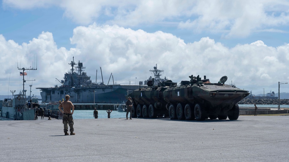 Naval Beach Unit 7 lands 31st MEU on Okinawa