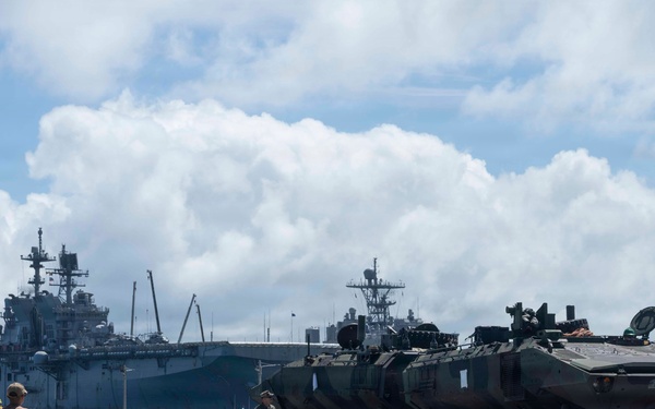 Naval Beach Unit 7 lands 31st MEU on Okinawa
