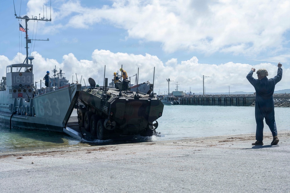 Naval Beach Unit 7 lands 31st MEU on Okinawa