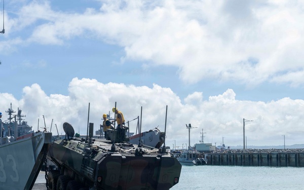 Naval Beach Unit 7 lands 31st MEU on Okinawa