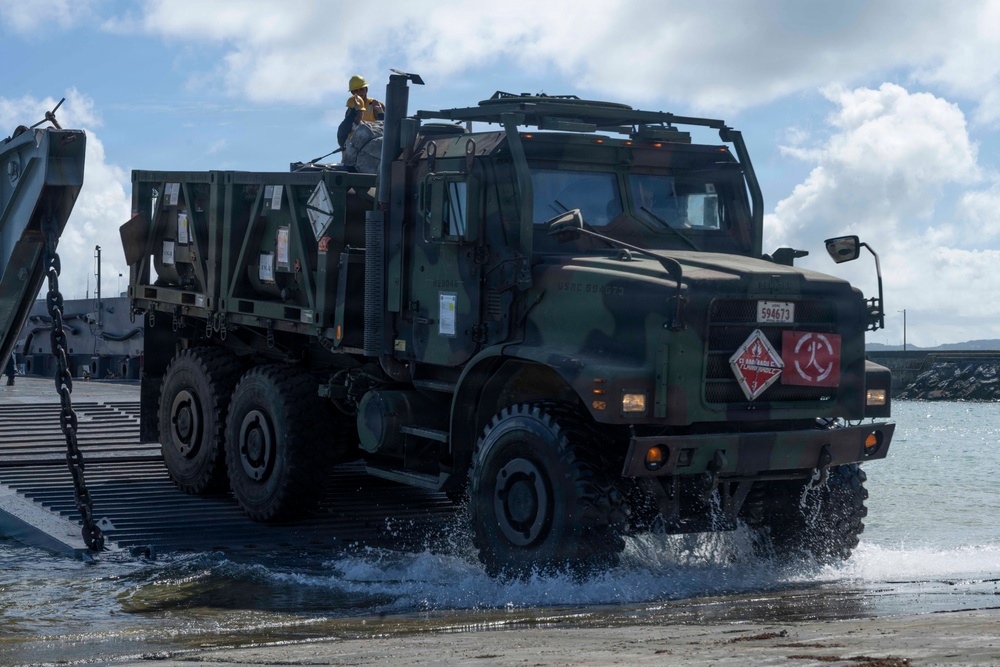 Naval Beach Unit 7 lands 31st MEU on Okinawa