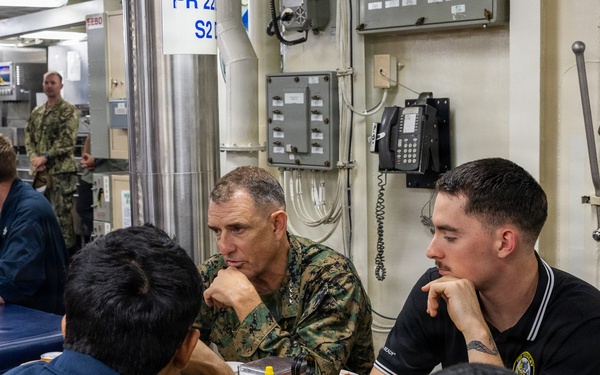 SOUTHCOM leadership transits Panama Canal aboard USS Gridley