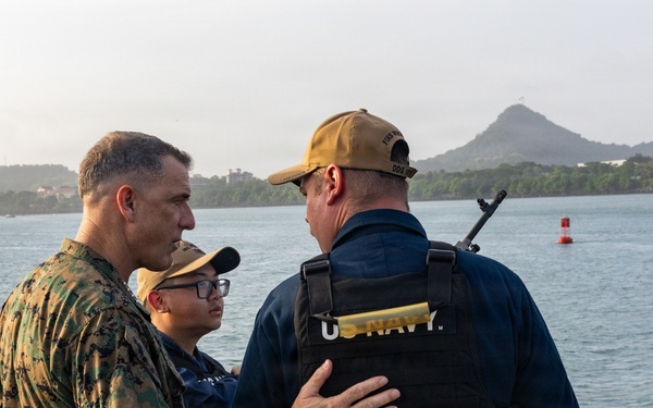 SOUTHCOM leadership transits Panama Canal aboard USS Gridley