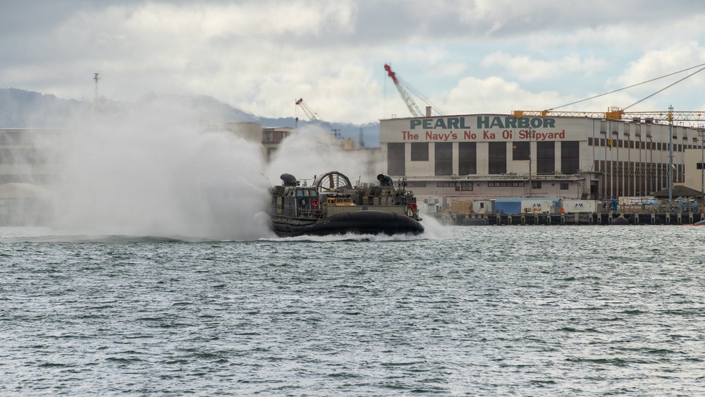 15th MEU, USS Essex conduct LCAC onload operations