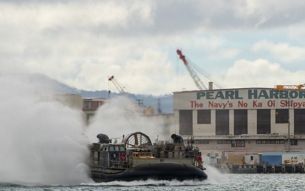 15th MEU, USS Essex conduct LCAC onload operations