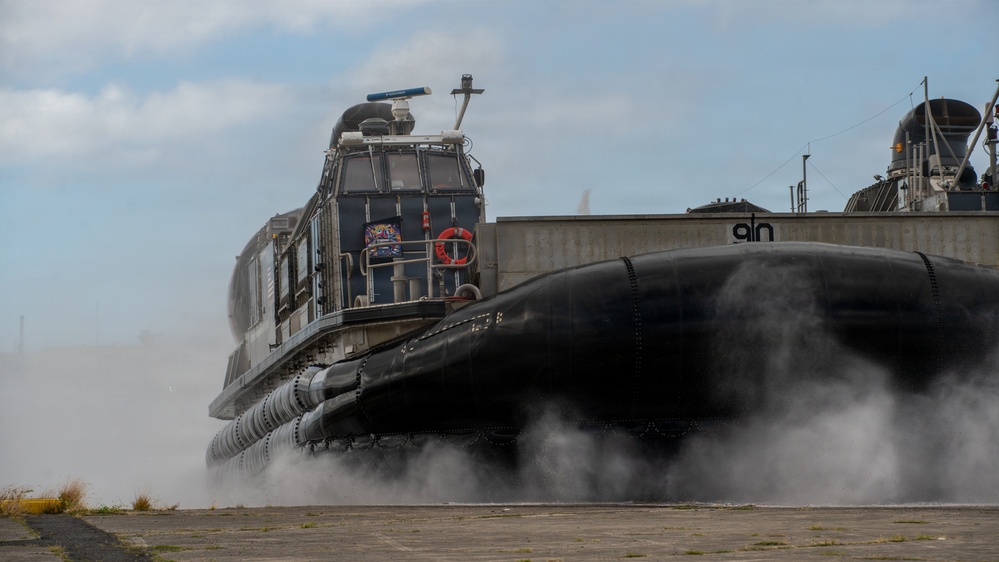 15th MEU, USS Essex conduct LCAC onload operations