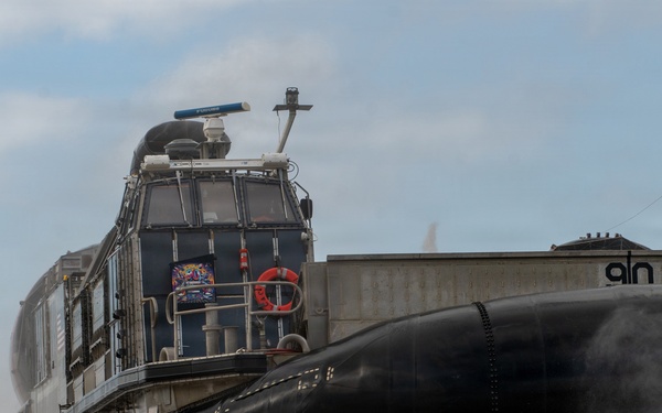 15th MEU, USS Essex conduct LCAC onload operations