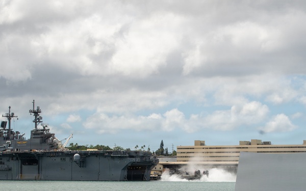 15th MEU, USS Essex conduct LCAC onload operations