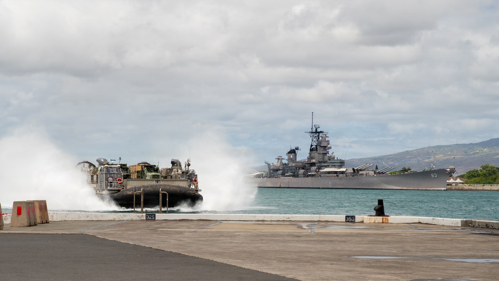 15th MEU, USS Essex conduct LCAC onload operations