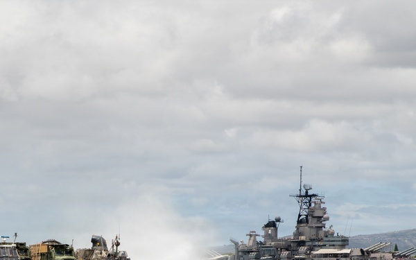 15th MEU, USS Essex conduct LCAC onload operations
