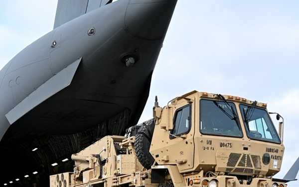 AN/TP Q-53 gets loaded into RCAF C-17 during TUNDRA MERLIN