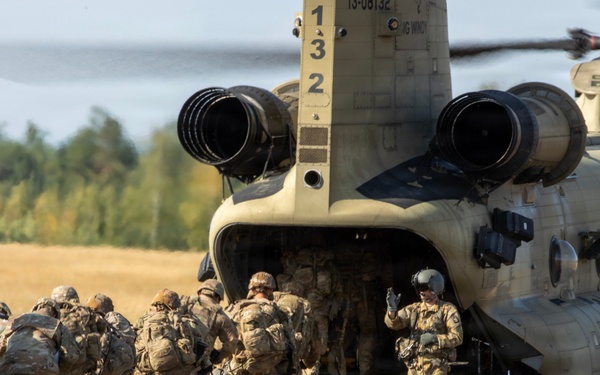 USAREUR-AF Best Squad Competition—hot load onto a CH-47 Chinook