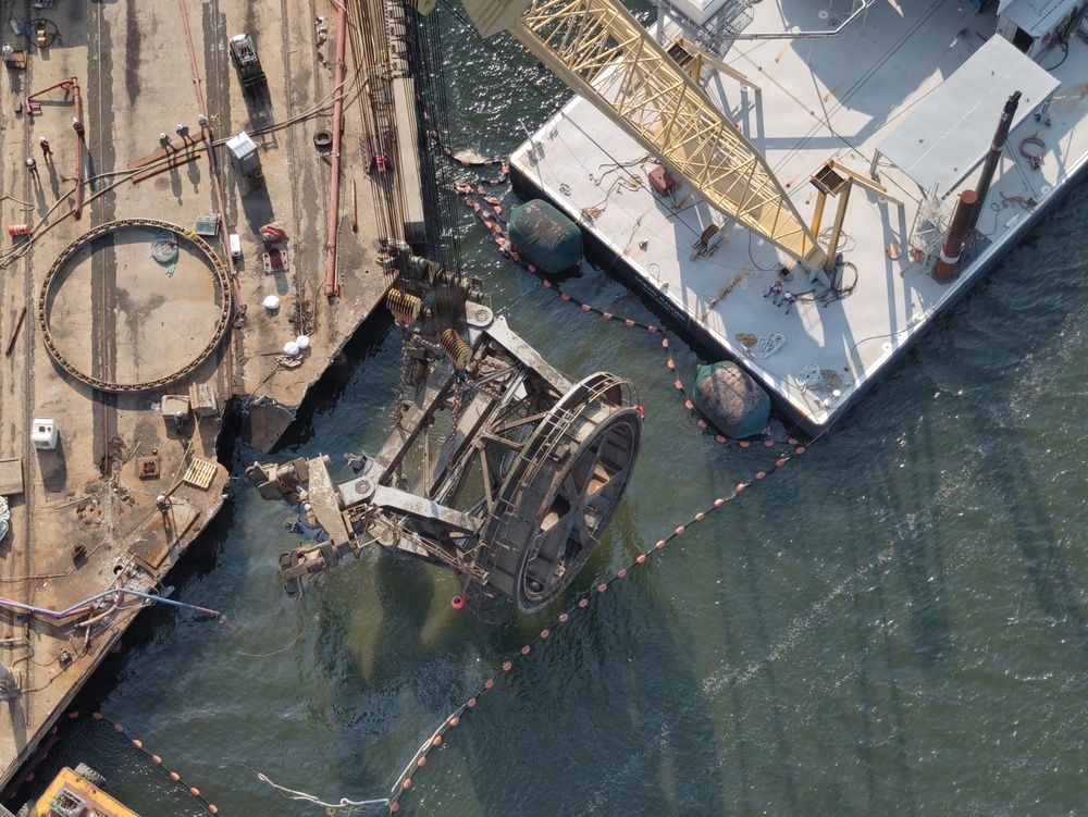 Coast Guard oversees removal of submerged crane in Charleston, South Carolina