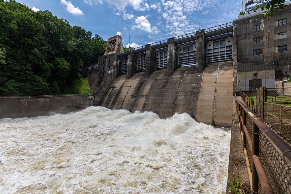 A Tale of Two Cranes: Pittsburgh District Rehabilitates 1942-Era Flood Mitigation Machinery