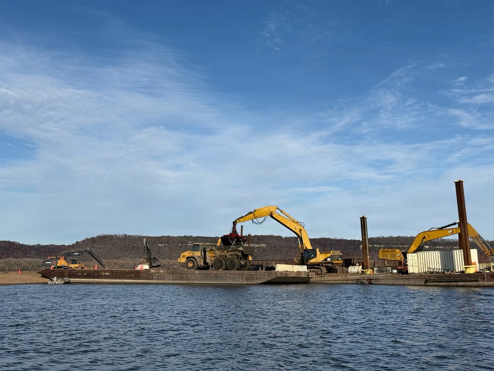 St. Paul District builds a win-win island  project in Upper Pool 4