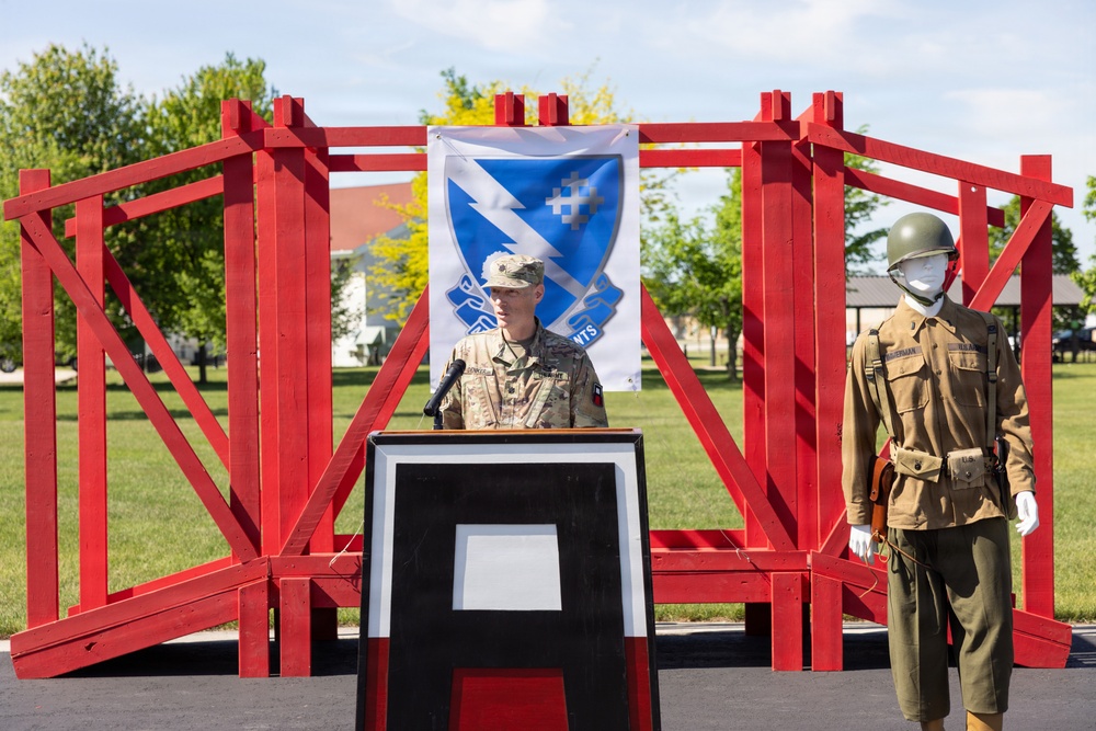 Outgoing Commander Speaks to Audience