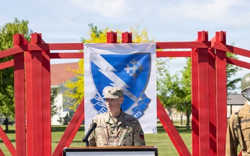 Outgoing Commander Speaks to Audience