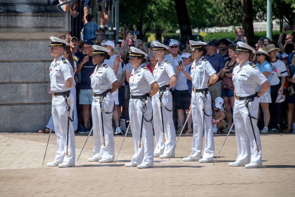 U.S. Naval Academy Plebe Parent Weekend kicks off with Noon Meal Formation