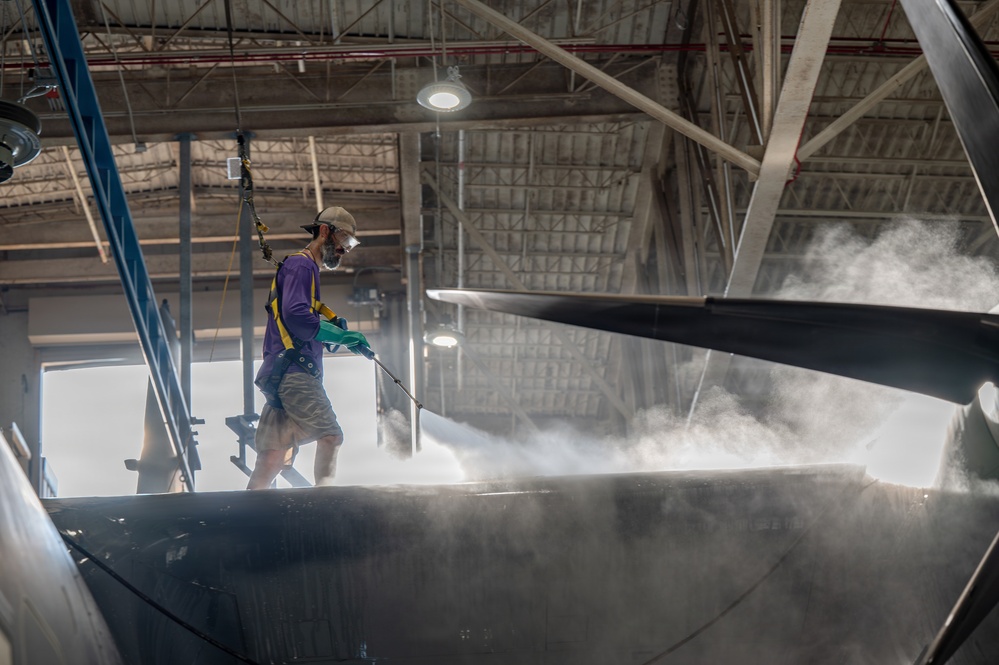 Maintainers restore aircraft for rapid global response
