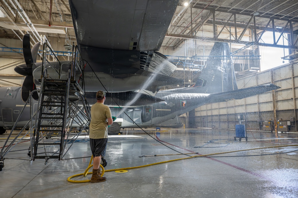 Maintainers restore aircraft for rapid global response
