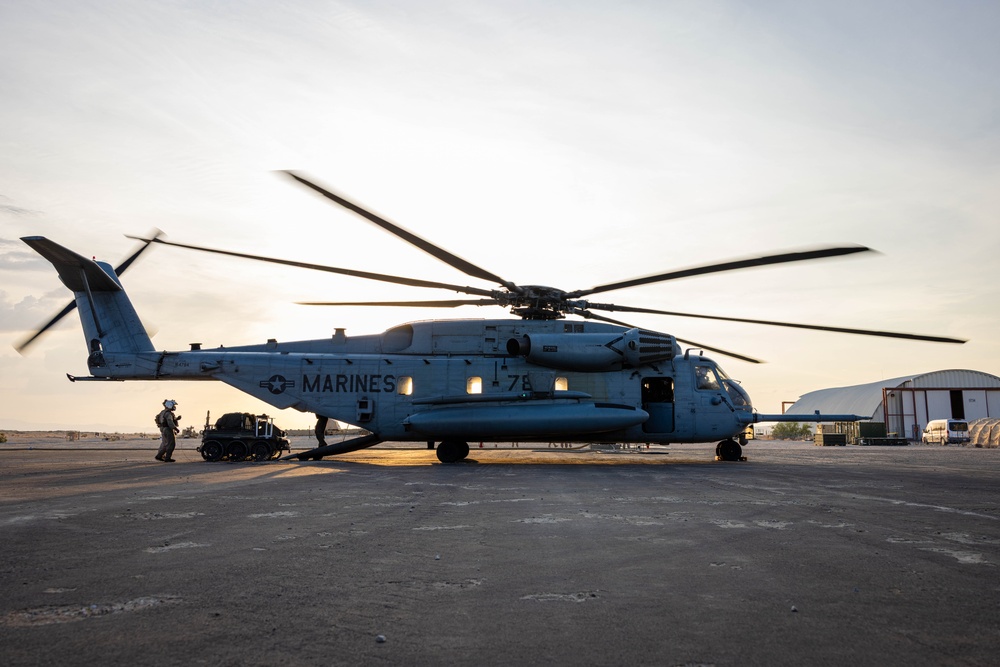 SLTE 4-26: 2nd Marine Division Off-Loads HDT WOLF from CH-53E Super Stallion