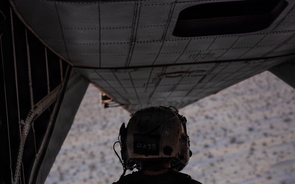 SLTE 4-26: 2nd Marine Division Off-Loads HDT WOLF from CH-53E Super Stallion