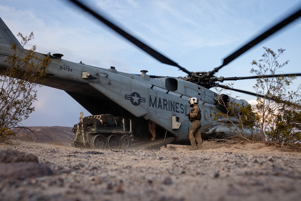 SLTE 4-26: 2nd Marine Division Off-Loads HDT WOLF from CH-53E Super Stallion