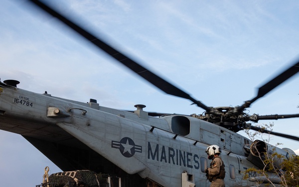 SLTE 4-26: 2nd Marine Division Off-Loads HDT WOLF from CH-53E Super Stallion