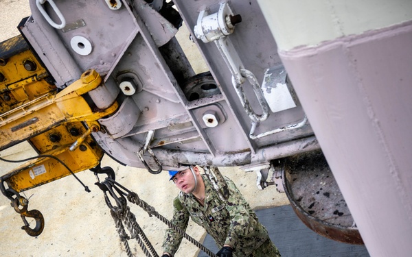 Military Sealift Command Reservists conduct Standard Tension Replenishment Alongside Method (STREAM) training