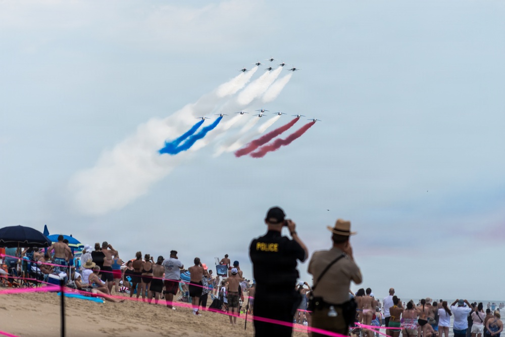 Thunderbirds and Patrouille de France celebrate 250 years of independence